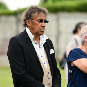 Laurent Voulzy - Obsèques de Pascal Danel au cimetière de Bazoches-sur-le-Betez, le 31 juillet 2024. Sa famille et ses amis dont L.Voulzy, H.Léonard et B.Sauvat sont venus lui rendre un dernier hommage. Pascal Danel est décédé le 25 juillet 2024, victime d'un malaise cardiaque après une opération, à l'âge de 80 ans. © Romain Doucelin / Bestimage