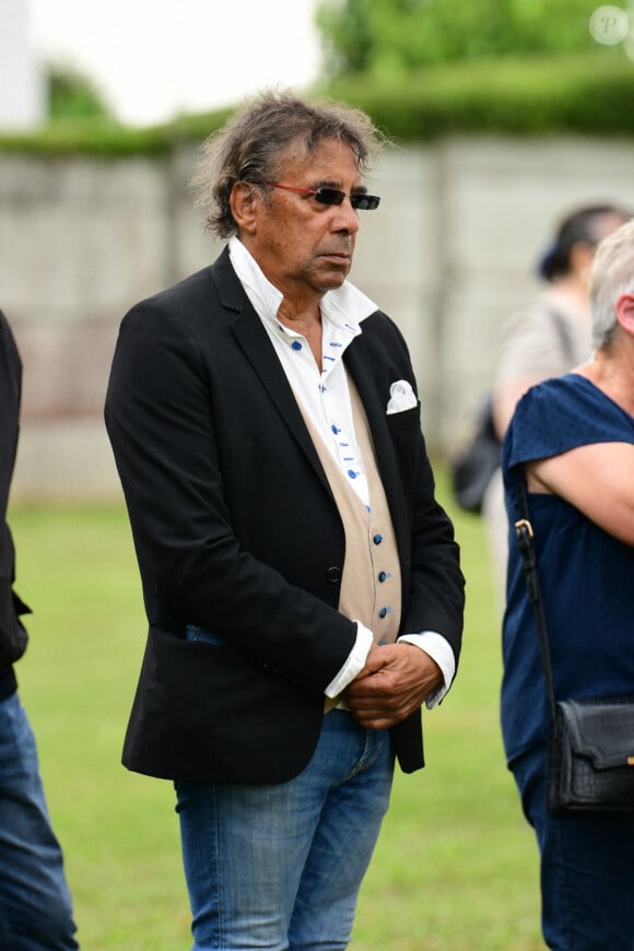 Laurent Voulzy - Obsèques de Pascal Danel au cimetière de Bazoches-sur-le-Betez, le 31 juillet 2024. Sa famille et ses amis dont L.Voulzy, H.Léonard et B.Sauvat sont venus lui rendre un dernier hommage. Pascal Danel est décédé le 25 juillet 2024, victime d'un malaise cardiaque après une opération, à l'âge de 80 ans. © Romain Doucelin / Bestimage