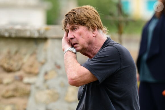 Bernard Sauvat - Obsèques de Pascal Danel au cimetière de Bazoches-sur-le-Betez, le 31 juillet 2024. Sa famille et ses amis dont L.Voulzy, H.Léonard et B.Sauvat sont venus lui rendre un dernier hommage. Pascal Danel est décédé le 25 juillet 2024, victime d'un malaise cardiaque après une opération, à l'âge de 80 ans. © Romain Doucelin / Bestimage