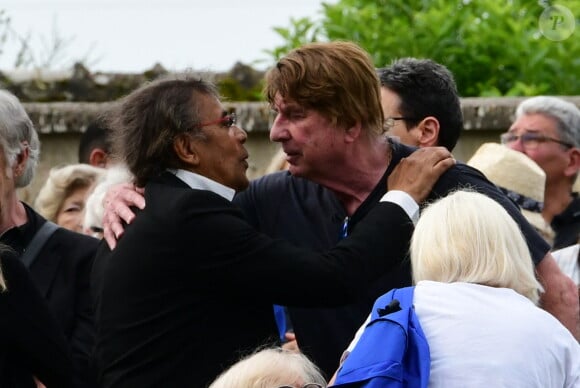 Laurent Voulzy et Bernard Sauvat - Obsèques de Pascal Danel au cimetière de Bazoches-sur-le-Betez, le 31 juillet 2024. Sa famille et ses amis dont L.Voulzy, H.Léonard et B.Sauvat sont venus lui rendre un dernier hommage. Pascal Danel est décédé le 25 juillet 2024, victime d'un malaise cardiaque après une opération, à l'âge de 80 ans. © Romain Doucelin / Bestimage