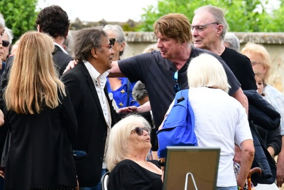 Laurent Voulzy, Bernard Sauvat, Herbert Léonard - Obsèques de Pascal Danel au cimetière de Bazoches-sur-le-Betez, le 31 juillet 2024. Sa famille et ses amis dont L.Voulzy, H.Léonard et B.Sauvat sont venus lui rendre un dernier hommage. Pascal Danel est décédé le 25 juillet 2024, victime d'un malaise cardiaque après une opération, à l'âge de 80 ans. © Romain Doucelin / Bestimage