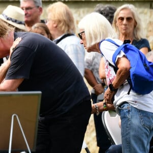 Laurent Voulzy, Margit, la première femme du défunt, et Bernard Sauvat - Obsèques de Pascal Danel au cimetière de Bazoches-sur-le-Betez, le 31 juillet 2024. Sa famille et ses amis dont L.Voulzy, H.Léonard et B.Sauvat sont venus lui rendre un dernier hommage. Pascal Danel est décédé le 25 juillet 2024, victime d'un malaise cardiaque après une opération, à l'âge de 80 ans. © Romain Doucelin / Bestimage