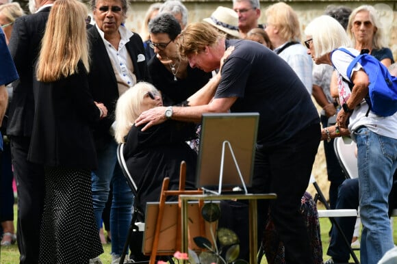 Laurent Voulzy, Margit, la première femme du défunt, et Bernard Sauvat - Obsèques de Pascal Danel au cimetière de Bazoches-sur-le-Betez, le 31 juillet 2024. Sa famille et ses amis dont L.Voulzy, H.Léonard et B.Sauvat sont venus lui rendre un dernier hommage. Pascal Danel est décédé le 25 juillet 2024, victime d'un malaise cardiaque après une opération, à l'âge de 80 ans. © Romain Doucelin / Bestimage