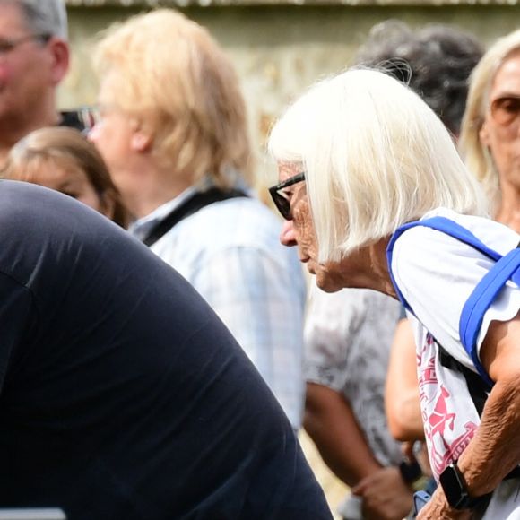 Laurent Voulzy, Margit, la première femme du défunt, et Bernard Sauvat - Obsèques de Pascal Danel au cimetière de Bazoches-sur-le-Betez, le 31 juillet 2024. Sa famille et ses amis dont L.Voulzy, H.Léonard et B.Sauvat sont venus lui rendre un dernier hommage. Pascal Danel est décédé le 25 juillet 2024, victime d'un malaise cardiaque après une opération, à l'âge de 80 ans. © Romain Doucelin / Bestimage