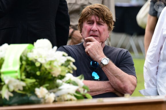 Bernard Sauvat - Obsèques de Pascal Danel au cimetière de Bazoches-sur-le-Betez, le 31 juillet 2024. Sa famille et ses amis dont L.Voulzy, H.Léonard et B.Sauvat sont venus lui rendre un dernier hommage. Pascal Danel est décédé le 25 juillet 2024, victime d'un malaise cardiaque après une opération, à l'âge de 80 ans. © Romain Doucelin / Bestimage