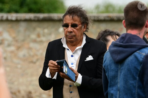 Laurent Voulzy - Obsèques de Pascal Danel au cimetière de Bazoches-sur-le-Betez, le 31 juillet 2024. Sa famille et ses amis dont L.Voulzy, H.Léonard et B.Sauvat sont venus lui rendre un dernier hommage. Pascal Danel est décédé le 25 juillet 2024, victime d'un malaise cardiaque après une opération, à l'âge de 80 ans. © Romain Doucelin / Bestimage