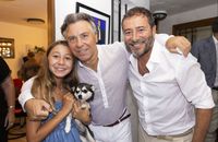 Roberto Alagna soutenu par Malena sa fille de 10 ans au Festival de Ramatuelle, le duo rayonne aux côtés d'une star de la télé