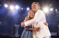 Roberto Alagna soutenu par Malena sa fille de 10 ans au Festival de Ramatuelle, le duo rayonne aux côtés d'une star de la télé