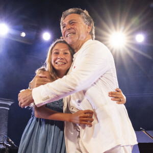 Un duo qui a fait l'unanimité.
Exclusif - Roberto Alagna et sa fille Malèna lors du spectacle "Air d'opéra et mélodies italiennes" à l'occasion des Nuits Classiques du festival de Ramatuelle © Cyril Bruneau / Festival de Ramatuelle / Bestimage 