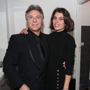 Roberto Alagna est aussi l'heureux papa d'une autre fille, Ornella, qui a vu le jour en 1992. Sa maman Florence ayant eu une tumeur au cerveau a rendu son dernier souffle près d'un an après sa naissance. 
Exclusif - Roberto Alagna et sa fille Ornella dans la loge à la suite du concert de Roberto Alagna avec l'orchestre Colonne à la Salle Gaveau à Paris, le 11 Janvier 2024. © Bertrand Rindoff / Bestimage 