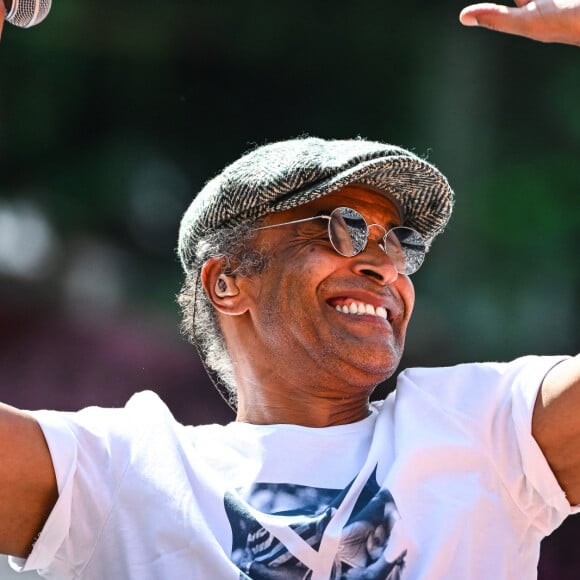 Depuis il garde le sourire 
Yannick Noah pendant de son concert lors des internationaux de France de Tennis de Roland Garros à Paris le 27 mai 2023