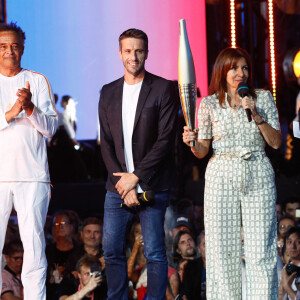 Yannick Noah, Tony Estanguet, Anne Hidalgo, Stéphane Bern - Yannick Noah embrase le chaudron olympique sur le plateau du "Concert de Paris" sur le parvis de l'hôtel de ville à Paris le 14 juillet 2024. Le concert était retransmis en direct sur France 2 et sur France Inter. © Christophe Clovis- Pierre Perusseau / Bestimage