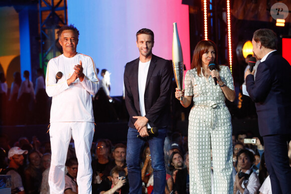 Yannick Noah, Tony Estanguet, Anne Hidalgo, Stéphane Bern - Yannick Noah embrase le chaudron olympique sur le plateau du "Concert de Paris" sur le parvis de l'hôtel de ville à Paris le 14 juillet 2024. Le concert était retransmis en direct sur France 2 et sur France Inter. © Christophe Clovis- Pierre Perusseau / Bestimage