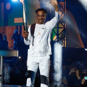 Comme lorsqu'il a allumé la vasque olympique
Yannick Noah - Yannick Noah embrase le chaudron olympique sur le plateau du "Concert de Paris" sur le parvis de l'hôtel de ville à Paris. Le concert était retransmis en direct sur France 2 et sur France Inter. © Christophe Clovis- Pierre Perusseau / Bestimage