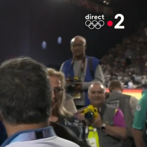 Teddy Riner félicité par son fils Eden et son ami Omar Sy. Capture France 2.