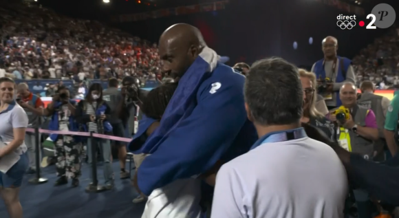 Teddy Riner félicité par son fils Eden et son ami Omar Sy. Capture France 2.