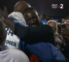 En témoigne ce tendre calin qu'ils se sont échangés
Teddy Riner félicité par son fils Eden et son ami Omar Sy. Capture France 2.