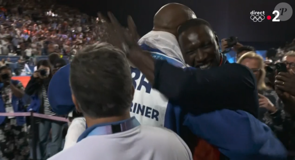 En témoigne ce tendre calin qu'ils se sont échangés
Teddy Riner félicité par son fils Eden et son ami Omar Sy. Capture France 2.