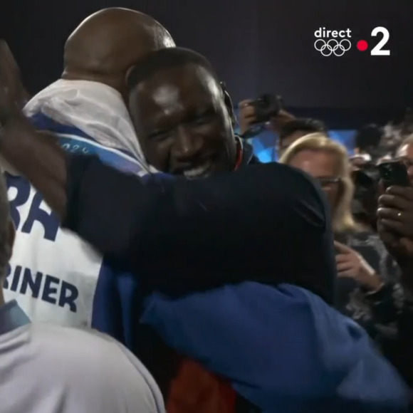 En témoigne ce tendre calin qu'ils se sont échangés
Teddy Riner félicité par son fils Eden et son ami Omar Sy. Capture France 2.