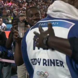 Teddy Riner félicité par son fils Eden et son ami Omar Sy. Capture France 2.