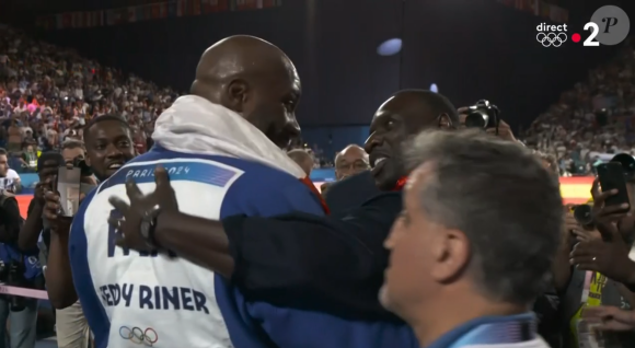 Teddy Riner félicité par son fils Eden et son ami Omar Sy. Capture France 2.