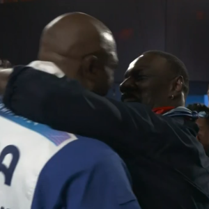 Teddy Riner félicité par son fils Eden et son ami Omar Sy. Capture France 2.