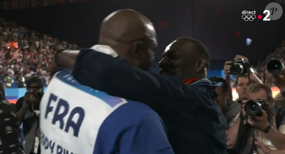 Teddy Riner félicité par son fils Eden et son ami Omar Sy. Capture France 2.