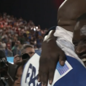 Teddy Riner félicité par son fils Eden et son ami Omar Sy. Capture France 2.