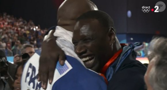 Teddy Riner félicité par son fils Eden et son ami Omar Sy. Capture France 2.