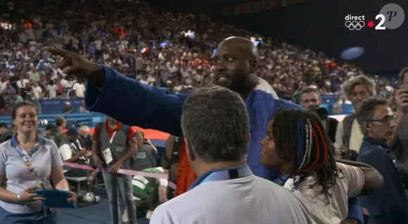 Teddy Riner félicité par son fils Eden et son ami Omar Sy. Capture France 2.