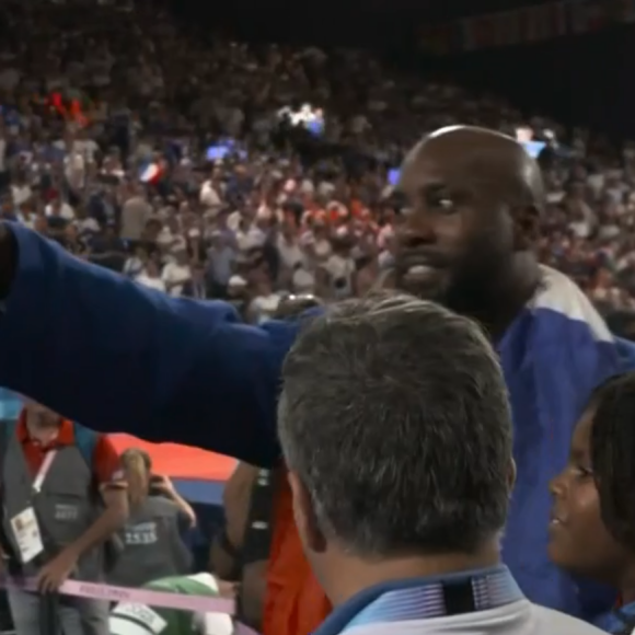 Teddy Riner félicité par son fils Eden et son ami Omar Sy. Capture France 2.