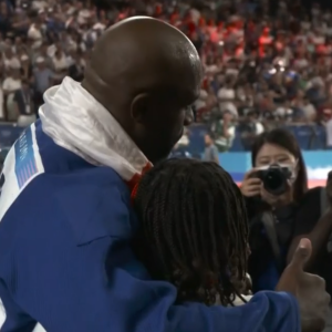 Teddy Riner félicité par son fils Eden et son ami Omar Sy. Capture France 2.