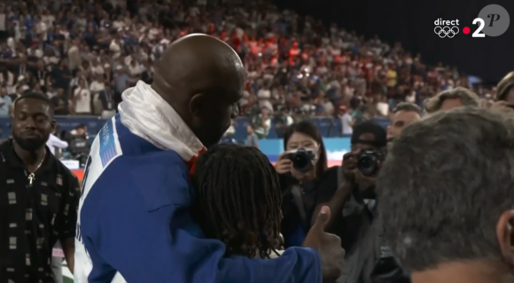 Teddy Riner félicité par son fils Eden et son ami Omar Sy. Capture France 2.