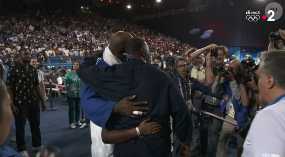 Teddy Riner félicité par son fils Eden et son ami Omar Sy. Capture France 2.