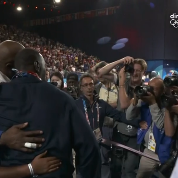 Teddy Riner félicité par son fils Eden et son ami Omar Sy. Capture France 2.