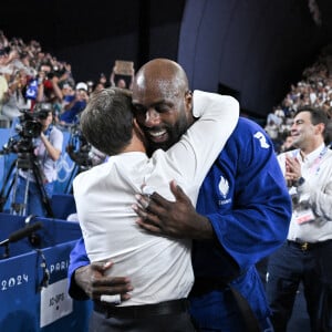 Teddy Riner célèbre son titre olympique avec Emmanuel Macron à l'Arena Champ-de-Mars aux Jeux olympiques de Paris le 2 août 2024. Photo by Eliot Blondet/ABACAPRESS.COM