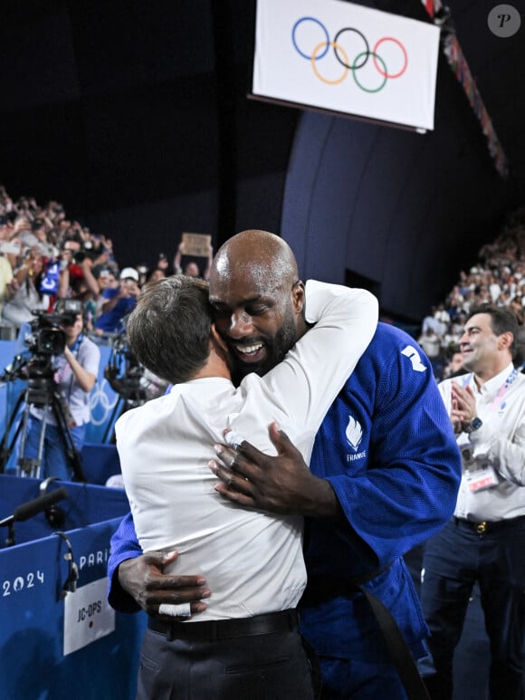 Teddy Riner célèbre son titre olympique avec Emmanuel Macron à l'Arena Champ-de-Mars aux Jeux olympiques de Paris le 2 août 2024. Photo by Eliot Blondet/ABACAPRESS.COM