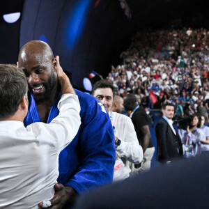 Teddy Riner célèbre son titre olympique avec Emmanuel Macron à l'Arena Champ-de-Mars aux Jeux olympiques de Paris le 2 août 2024. Photo by Eliot Blondet/ABACAPRESS.COM