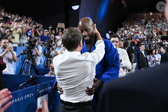 Teddy Riner célèbre son titre olympique avec Emmanuel Macron à l'Arena Champ-de-Mars aux Jeux olympiques de Paris le 2 août 2024. Photo by Eliot Blondet/ABACAPRESS.COM