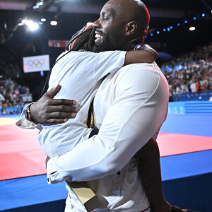 Teddy Riner célèbre son titre olympique à l'Arena Champ-de-Mars aux Jeux olympiques de Paris le 2 août 2024. Photo by Eliot Blondet/ABACAPRESS.COM