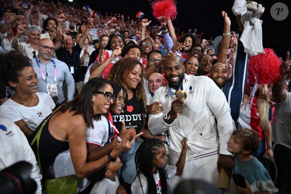 Teddy Riner célèbre son titre olympique en famille à l'Arena Champ-de-Mars aux Jeux olympiques de Paris le 2 août 2024. Photo by Eliot Blondet/ABACAPRESS.COM