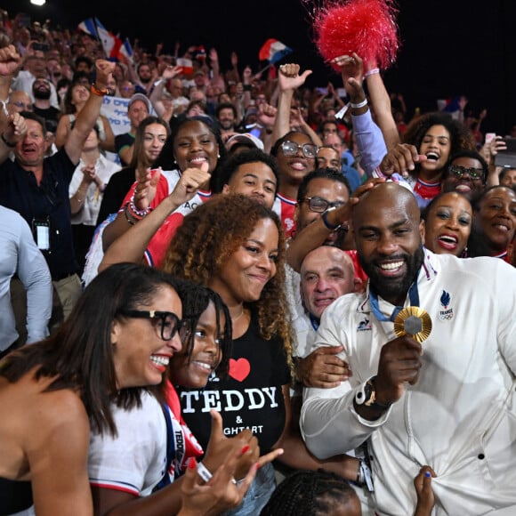 Teddy Riner célèbre son titre olympique en famille à l'Arena Champ-de-Mars aux Jeux olympiques de Paris le 2 août 2024. Photo by Eliot Blondet/ABACAPRESS.COM