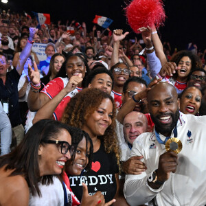 Teddy Riner célèbre son titre olympique en famille à l'Arena Champ-de-Mars aux Jeux olympiques de Paris le 2 août 2024. Photo by Eliot Blondet/ABACAPRESS.COM