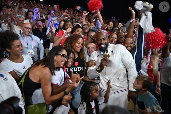 Teddy Riner célèbre son titre olympique en famille à l'Arena Champ-de-Mars aux Jeux olympiques de Paris le 2 août 2024. Photo by Eliot Blondet/ABACAPRESS.COM