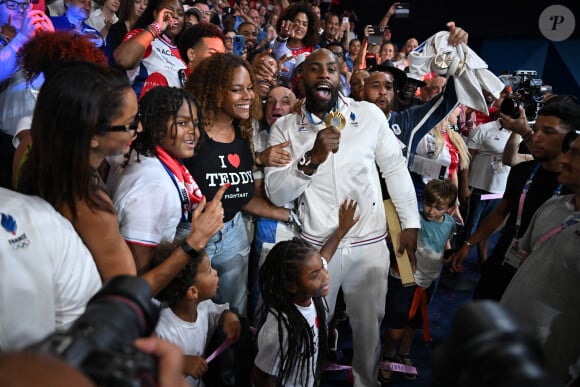 Teddy Riner célèbre son titre olympique en famille à l'Arena Champ-de-Mars aux Jeux olympiques de Paris le 2 août 2024. Photo by Eliot Blondet/ABACAPRESS.COM