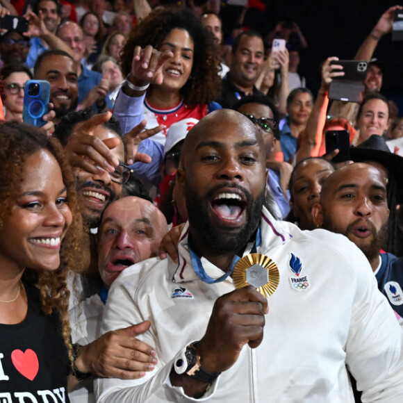 Teddy Riner célèbre son titre olympique en famille à l'Arena Champ-de-Mars aux Jeux olympiques de Paris le 2 août 2024. Photo by Eliot Blondet/ABACAPRESS.COM