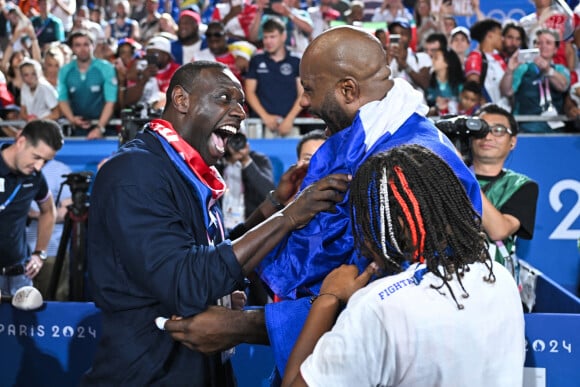 Une victoire qu'il a célébrée avec son ami Omar Sy
Teddy Riner célèbre son titre olympique avec Omar Sy à l'Arena Champ-de-Mars aux Jeux olympiques de Paris le 2 août 2024. Photo by Eliot Blondet/ABACAPRESS.COM