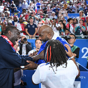 Teddy Riner célèbre son titre olympique avec Omar Sy à l'Arena Champ-de-Mars aux Jeux olympiques de Paris le 2 août 2024. Photo by Eliot Blondet/ABACAPRESS.COM