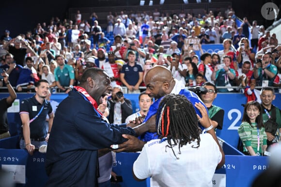 Teddy Riner célèbre son titre olympique avec Omar Sy à l'Arena Champ-de-Mars aux Jeux olympiques de Paris le 2 août 2024. Photo by Eliot Blondet/ABACAPRESS.COM