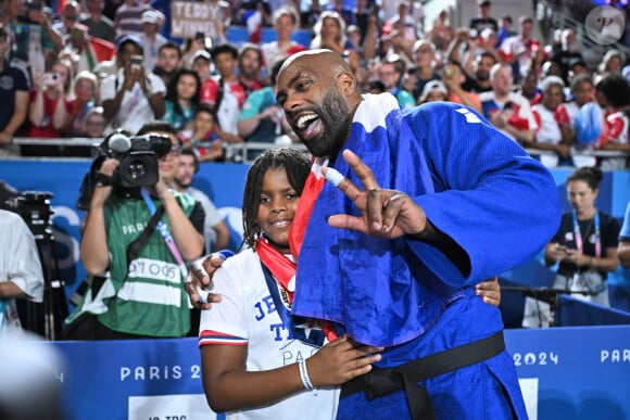 Teddy Riner célèbre son titre olympique avec son fils Eden à l'Arena Champ-de-Mars aux Jeux olympiques de Paris le 2 août 2024. Photo by Eliot Blondet/ABACAPRESS.COM